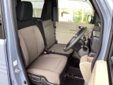 フィット感のあるシート。しっかりと支えてくれるので、長時間の運転を快適にサポートしてくれます。アームレスト付き。長距離ドライブも快適に過ごせます。
