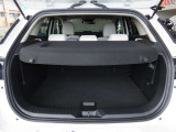 目隠しとなるトノカバーを備えた安心の荷室空間。外から荷物が見えないためプライバシーや防犯面でも安心です。6:4分割可倒式シートを採用し、荷物の大きさや乗員に合わせて柔軟にアレンジできます。