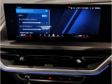 【ⅰドライブナビゲーション】文字情報も鮮明に表示する高解像度カラーディスプレイを採用。視認性に優れた地図デザインと特徴的な建造物を目印にした描写表示で現在位置を把握できます。地図データの更新も可能です