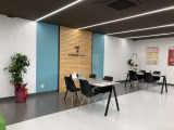 明るく広々とした店内です。