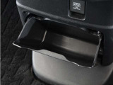 ◆センターロアボックス◆インパネ中央の下部には、ごみ箱としても使用する事ができるセンターロアボックスを装備しております。