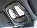 運転席のルーフには室内照明だけでなくSOSの通報ボタンが装備されています 事故の際にはワンプッシュでレスキューと通話が可能です