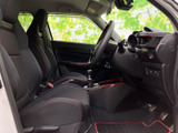 使い勝手の良いインパネレイアウト。必要なスイッチが手の届く範囲に配置されており、運転中の操作をスムーズに行えます。