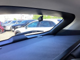 リア側ドライブレコーダー。運転中の映像・音声などを記録して、交通事故やトラブルが起きた時の正確な状況把握に役立つドライブレコーダーが装着されています。