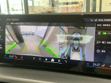 【全周囲カメラ】全周囲カメラ装備車両で御座いますので、狭い駐車スペースでもお車の全体図が確認でき、障害物との接触を未然に防ぐことが可能です。