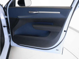 運転席ドアの全景です。キャビンを彩るすべてのものに、機能を形にした美しさが備わっています。