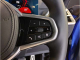 運転中にもオーディオの音量やFMの切り替えなどステアリングでの操作で切り替え可能なため、ステアリングから手を放す必要がない為、運転中でも操作が簡単でございます。