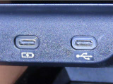 USB端子と充電用USB端子を装備しております。