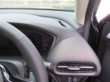 【エアコン吹き出し口】運転席側のエアコン吹き出し口です。風向を調整できます。
