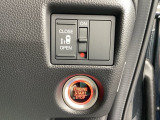 【助手席側パワースライドドア】です。リモコンや運転席のスイッチ操作で楽々自動開閉。