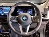 【ハンドル】ドライバーとBMW車の一体感がダイレクトに伝わるステアリングホイール。形状・太さへの拘りに加えて、操作性を高める為にスイッチ類も配置。クイックかつ安定のドライビングを体感下さい!