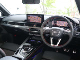 内装はシンプルに使い勝手を考え作られています。お車を運転する感覚をダイレクトに体感して頂けます。室内も広くロングドライブにも快適にお過ごしいただけます。