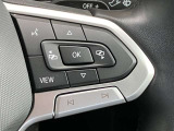 ステアリングに配置されたスイッチは、選局やボリューム調整など、運転を妨げることなく操作が可能です。