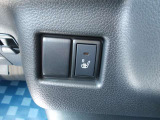 運転席にはシートヒーターも装備されております。