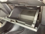 こちらに車検証等の書類を収納することができます。