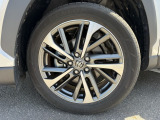 純正アルミホイールです。タイヤサイズは、225/50R18です。