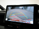 ディスプレイオーディオに後方の視界を表示し、車庫入れをサポート。「距離目安線」「車幅延長線」およびステアリング操作に連動する「予想進路線」を表示します。