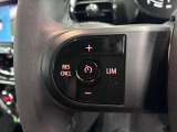 MINIの運転席操作部は、中央に構えるディスプレイが最大の特徴です。航空機を思わせるトグルスイッチなど、直感的で遊び心のあるメカニカルな操作感が、ゴーカートのような走りの高揚感を高めます。