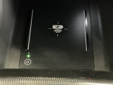 【ワイヤレス充電器】Qi対応のスマートフォンを置くだけで充電ができます。