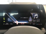 BMWのメーターパネルは選曲や、ラジオのチャンネルなども表示可能です。運転中に目線が泳ぐことなく、安全で疲れにくいです。