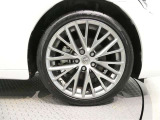 純正のアルミホイール装着車です 純正は車両デザインに合わせてデザインしてありますのでクルマとのデザインマッチングは秀逸です