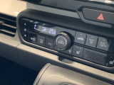 【オートエアコン】設定温度に合わせて自動で風量や風向きを調整し、車内を快適な温度に保ちます。