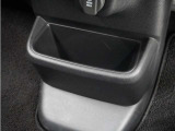 ◆センターロアボックス◆インパネ中央の下部には、ごみ箱としても使用する事ができるセンターロアボックスを装備しております。