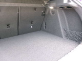 トランクは広く設計され、開口部も大きく荷物の積み下ろしがしやすい構造。フラットな床面でスーツケースや大型荷物も安定して収納でき、日常使いにも便利なスペースです。
