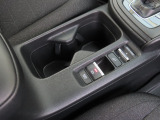 運転席と助手席の間に小物入れも付いてますので便利です!!!