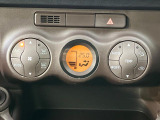 【オートエアコン】一度お好みの温度に設定すれば、車内の温度を検知し風量や温度を自動で調整。暑い&hellip;寒い&hellip;と何度もスイッチ操作をする必要はありません。快適な車内空間には必須の機能ですね♪