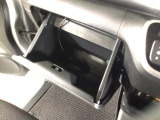 【グローブボックス】収納スペースが沢山あるので車内が散らからずに助かります。ちょっとした物を入れるのにいいですね♪