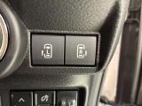 両側電動スライドドアです。各ドアノブだけでなく、運転席でも両側のスライドドアをスイッチひとつでコントロールできます。