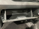 大きな荷物を収納できる、便利な助手席グローブボックス