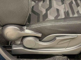 運転席の座面の高さ調整ができるシートリフターが付いてます