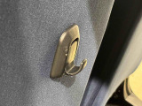 運転席&助手席の背面についたユーティリティフックには荷物がサッと掛けられます。