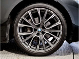 【BMWアロイホイル】軽量かつ強度に拘ったアロイホイル。走行性能ポテンシャルを引き出す設計。車の足元を引き締めてくれる大きなポイントはアロイホイルです。