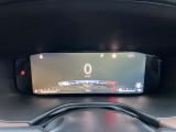 車の状態を示す重要なデータをデジタル表示し、ドライバーは真正面で確認できます。ディスプレイは、カスタマイズできます。