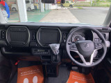 運転席助手席インパネの全体像です。非常にカッコいいです