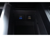携帯の充電などに役立つUSB電源ソケットとディスプレーオーディオと接続用USBソケットになります!