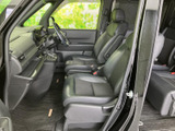運転席ドアを開けると、落ち着いた雰囲気の空間が広がります。細部にまでこだわった、上質な空間を演出しています。