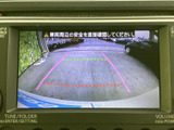 後退時には映像が表示され、安全確認をサポートします。狭い駐車場での運転も安心で、運転の苦手な方にも重宝する機能です。