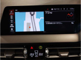 【ⅰドライブナビゲーション】文字情報も鮮明に表示する高解像度カラーディスプレイを採用。視認性に優れた地図デザインと特徴的な建造物を目印にした描写表示で現在位置を把握できます。地図データの更新も可能です