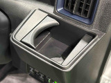 運転席側掘り込み式カップホルダー