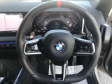【ハンドル】ドライバーとBMW車の一体感がダイレクトに伝わるステアリングホイール。形状・太さへの拘りに加えて、操作性を高める為にスイッチ類も配置。クイックかつ安定のドライビングを体感下さい!