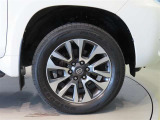 純正のアルミホイール装着車です。タイヤサイズは265/55R19です。