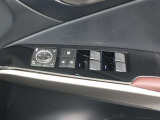 《パワーウインドウスイッチ》車の基本装備のひとつのパワーウインドウです。オート機能もあって、押し方の強弱で調整も出来ます。