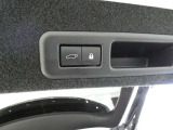 ワンタッチでバックドアが開閉。重たいバックドアも力いらずで開閉できる便利なパワーバックドア付きです!