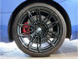 BMWの純正アロイホイールは軽量かつ強度にも優れているホイールで走行性能を引き上げる設計になっております。足元にもBMWは妥協がなくこだわっている個所になります。