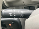 雨の日でもクリアな視界を確保できるワイパーレバー。雨量に合わせて調整でき、安全運転をサポートします。操作も簡単で、使い勝手も良好です。