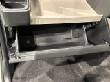 助手席側グローブBOX。すぐに取り出せ、しまえる多彩な収納が付いてます